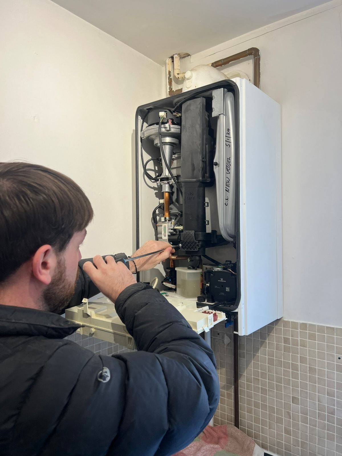 Replacing the expansion vessel inside a combi boiler